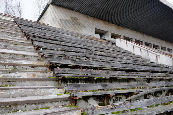 Stoiska Opuszczonego Stadionu Prypeci Stare Drewniane Ławki Stadionie — Zdjęcie stockowe