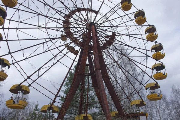 Pripyat 'ta terk edilmiş bir lunaparktaki ünlü dönme dolap. Çernobil sınırlama bölgesinde bulutlu hava.