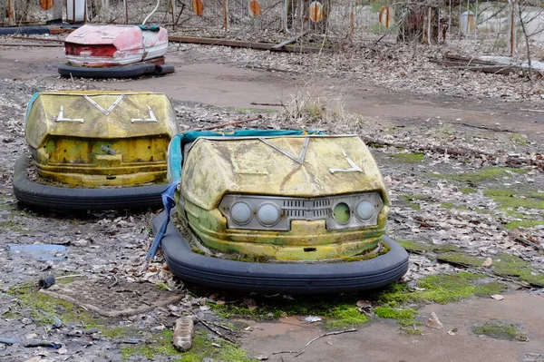 Autos Einem Verlassenen Freizeitpark Pripjat Rostige Verlassene Attraktionen — Stockfoto