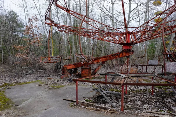 在废弃的普里皮亚特市的一个破旧的旋转木马 被遗弃的游乐园 — 图库照片