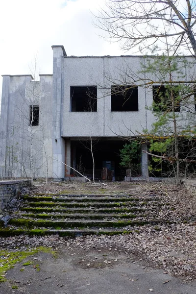 普里皮亚特的一家废弃餐馆一座被辐射污染的城市的建筑物被毁 — 图库照片