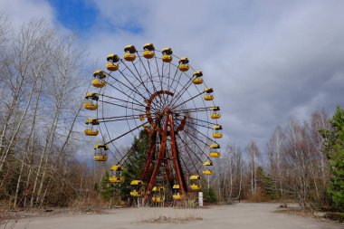 Pripyat 'ta terk edilmiş bir lunaparktaki ünlü dönme dolap. Çernobil sınırlama bölgesinde bulutlu hava.