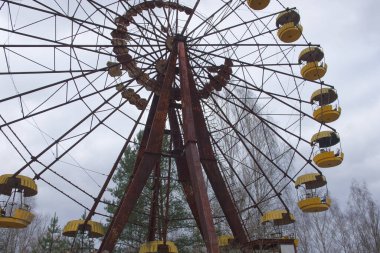 Pripyat 'ta terk edilmiş bir lunaparktaki ünlü dönme dolap. Çernobil sınırlama bölgesinde bulutlu hava.