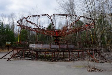 Terk edilmiş Pripyat şehrinde kırık bir atlıkarınca. Terk Edilmiş Eğlence Parkı.