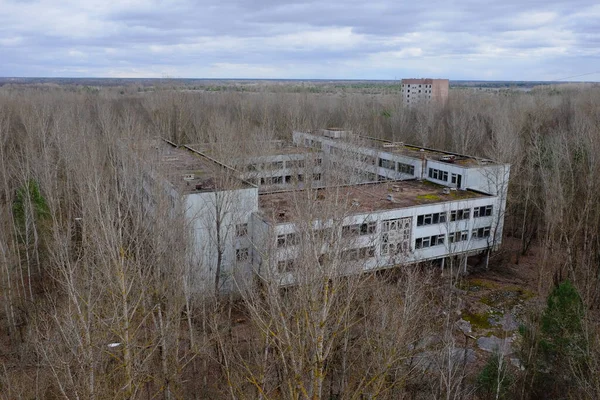 Een Verlaten Betonnen Gebouw Tussen Bomen Pripyat Luchtfoto Bewolkt Weer — Stockfoto