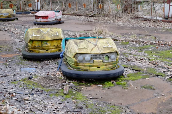 Autos Einem Verlassenen Freizeitpark Pripjat Rostige Verlassene Attraktionen — Stockfoto