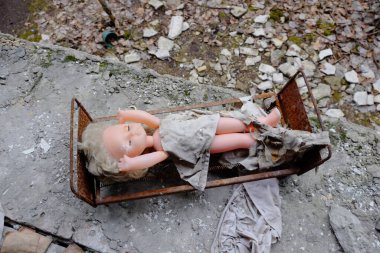 Oyuncak yatakta ürkütücü bir bebek. Pripyat 'ta bir anaokulunda terk edilmiş oyuncaklar..