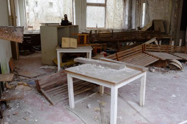Pripyat 'ta terk edilmiş bir binada eski kırık mobilyalar. Çernobil sınırlama bölgesinde terk edilmiş bir anaokulunda bir oda..