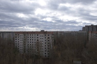 Pripyat 'taki terk edilmiş binaların üzerinde bulutlu bir gökyüzü.
