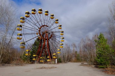 Pripyat 'ta terk edilmiş bir lunaparktaki ünlü dönme dolap. Çernobil sınırlama bölgesinde bulutlu hava.