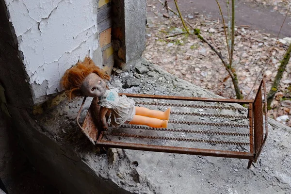 Muñeca Espeluznante Una Cama Juguete Juguetes Abandonados Jardín Infantes Pripyat — Foto de Stock