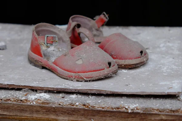 Sandalias Rojas Para Niños Jardín Infantes Abandonado Pripyat Zapatos Para — Foto de Stock