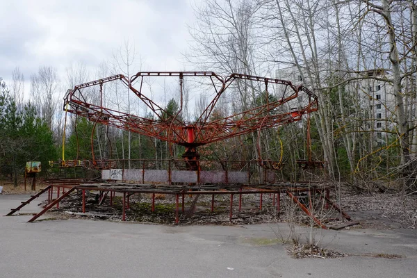 Starý Rozbitý Kolotoč Opuštěném Městě Pripyat Opuštěný Zábavní Park — Stock fotografie