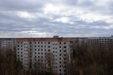 Pripyat 'taki terk edilmiş binaların üzerinde bulutlu bir gökyüzü.