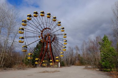 Pripyat 'ta terk edilmiş bir lunaparktaki ünlü dönme dolap. Çernobil sınırlama bölgesinde bulutlu hava.