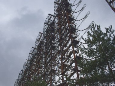 Duga, ICBM fırlatmaları için bir erken tespit sistemi için ufukta görünen bir Sovyet radar istasyonu..