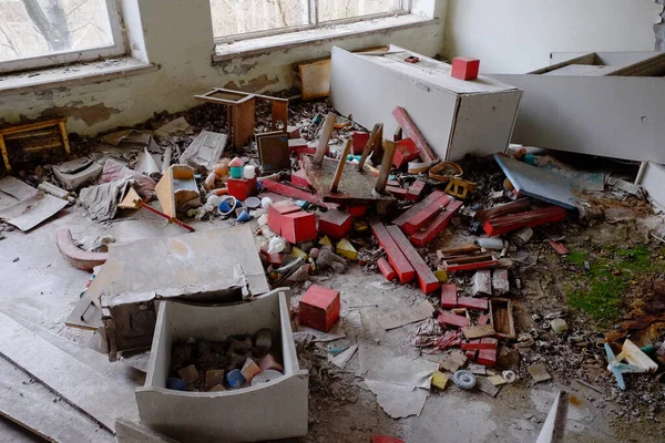 普里皮亚特一个废弃的幼儿园里散落的家具和玩具 房间里乱糟糟的切尔诺贝利重新安置区内的一座废弃建筑 — 图库照片