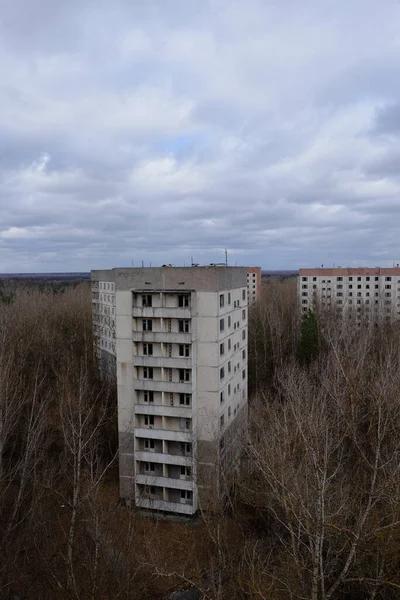 Casas Painéis Abandonadas Entre Árvores Sem Folhas Pripyat Belo Céu — Fotografia de Stock