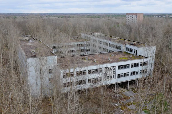 Заброшенное Бетонное Здание Среди Деревьев Припяти Вид Воздуха Облачно Ландшафт — стоковое фото