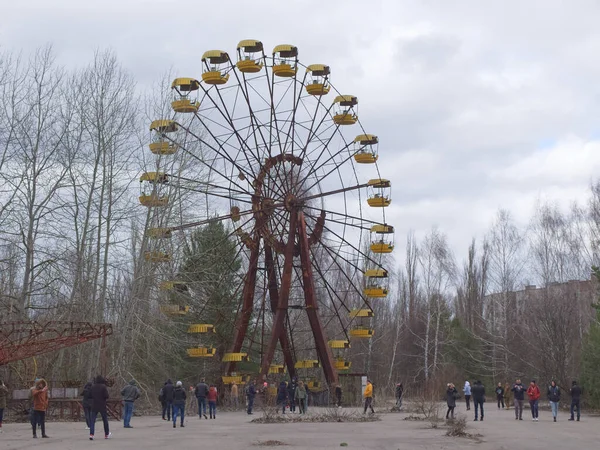 Pripyat Ukrajna 2020 Március Turisták Híres Óriáskerék Közelében Egy Elhagyatott — Stock Fotó