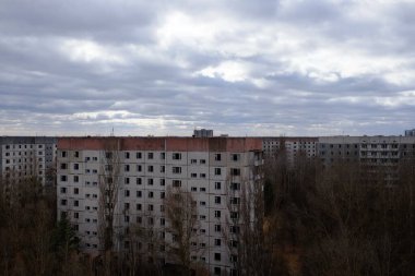 Pripyat 'taki terk edilmiş binaların üzerinde bulutlu bir gökyüzü.