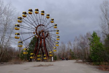 Pripyat 'ta terk edilmiş bir lunaparktaki ünlü dönme dolap. Çernobil sınırlama bölgesinde bulutlu hava.