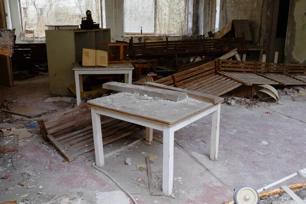 普里皮亚特一座废弃建筑里的破家具切尔诺贝利禁区一个废弃幼儿园的房间 — 图库照片