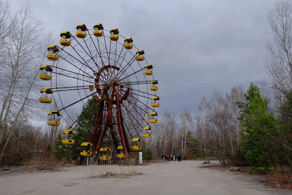 Pripyat 'ta terk edilmiş bir lunaparktaki ünlü dönme dolap. Çernobil sınırlama bölgesinde bulutlu hava.