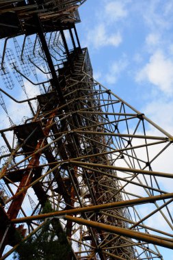 Duga, ICBM fırlatmaları için bir erken tespit sistemi için ufukta görünen bir Sovyet radar istasyonu..