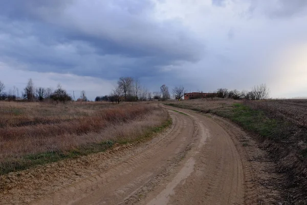 Вигин Сільській Дорозі Вечірньому Полі Сутінковий Пейзаж Драматичне Хмарне Небо — стокове фото