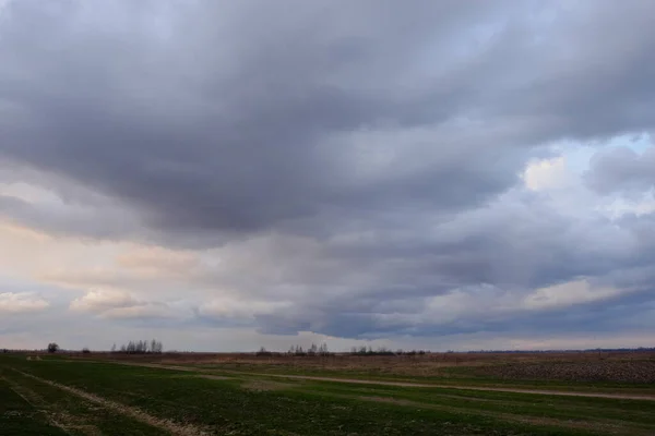 Ciel Dramatique Pré Tempête Dessus Champ Paysage Printanier — Photo