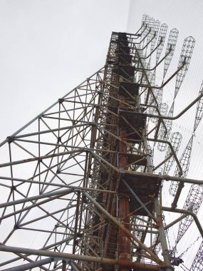 Duga, ICBM fırlatmaları için bir erken tespit sistemi için ufukta görünen bir Sovyet radar istasyonu..