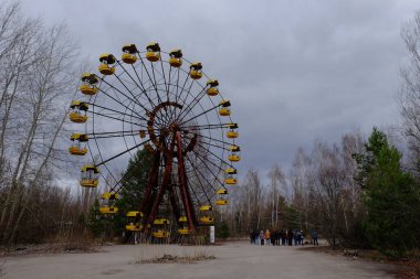 Pripyat 'ta terk edilmiş bir lunaparktaki ünlü dönme dolap. Çernobil sınırlama bölgesinde bulutlu hava.