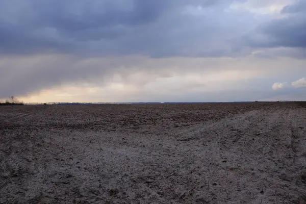 Chmurne Wieczorne Niebo Nad Zaoranym Polem Uprawnym Krajobraz — Zdjęcie stockowe