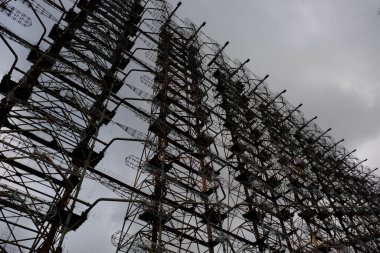 Duga, ICBM fırlatmaları için bir erken tespit sistemi için ufukta görünen bir Sovyet radar istasyonu..