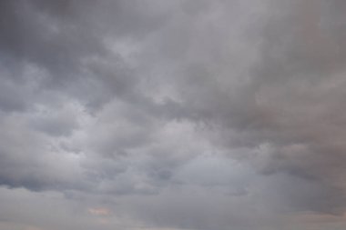 Arkaplan olarak gri bulutlu gökyüzü. Dramatik gökyüzü.