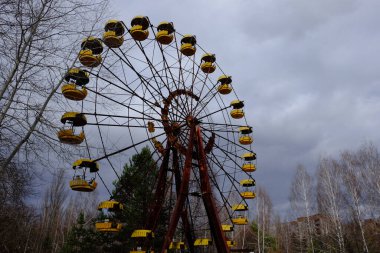 Pripyat 'ta terk edilmiş bir lunaparktaki ünlü dönme dolap. Çernobil sınırlama bölgesinde bulutlu hava.