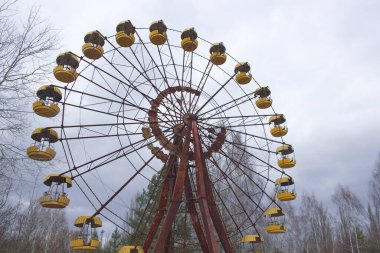 Pripyat 'ta terk edilmiş bir lunaparktaki ünlü dönme dolap. Çernobil sınırlama bölgesinde bulutlu hava.