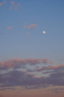Akşam gökyüzünde bulutlar. Arkaplan olarak alacakaranlık gökyüzü.