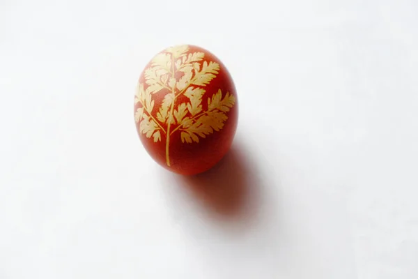 Закрашенные Пасхальные Яйца Белом Фоне Цветочный Узор Красной Яичной Скорлупе — стоковое фото
