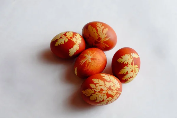Раскрашенные Пасхальные Яйца Белом Фоне Цветочный Узор Красной Яичной Скорлупе — стоковое фото