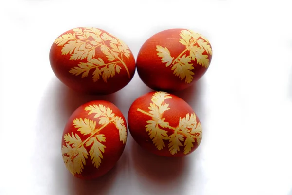 Huevos Pascua Pintados Sobre Fondo Blanco Patrón Floral Una Cáscara — Foto de Stock