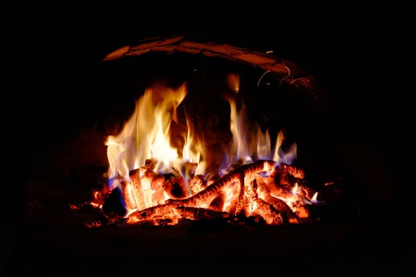 Κούτσουρα Καίγονται Στο Φούρνο Φλόγες Και Θερμότητα Στο Ξύλο Καυτά — Φωτογραφία Αρχείου