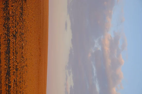 Bewölkter Abendhimmel Über Einem Leeren Landwirtschaftlichen Feld Helle Sonnenuntergangslandschaft — Stockfoto