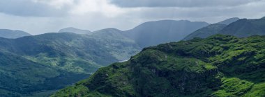 İrlanda manzarası Dunloe Gap, Kerry, İrlanda 'da yemyeşil dağlara bakıyor..