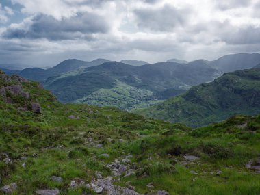 Ireland 'ların çarpıcı kırsal manzarası nefes kesici. Dramatik bir gökyüzü altında yuvarlanan yeşil tepeler huzur hissi yaratır.