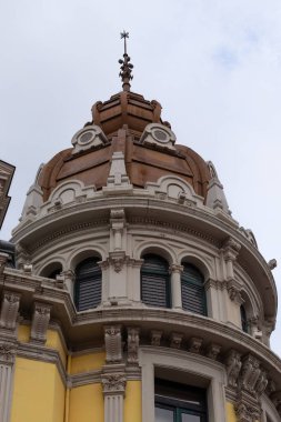 Oviedo, İspanya'da eski güzel bir binanın dış cephe