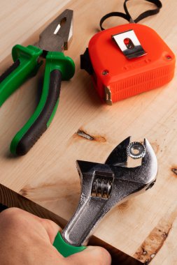 İnşaat araçları, para için iş emri inşaat. Ahşap Araçlar panelinde metni veya resmi bir yeri olan bir dizi.