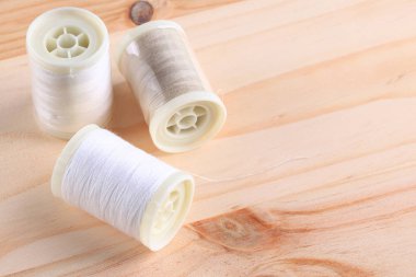 Bobin ile iplik dikiş arka plan eski bir ahşap masa arka plan üzerinde