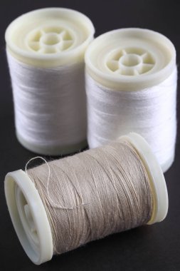 Bobin ile iplik dikiş arka plan eski bir ahşap masa arka plan üzerinde